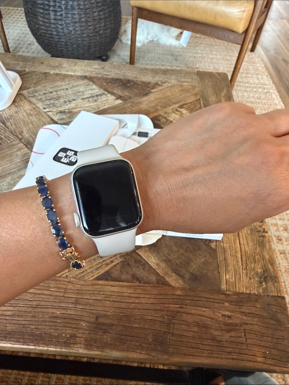 Apple Watch SE Gen 2 40mm  Smartwatch Gray Sport Band - Picture 4 of 6